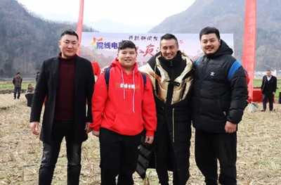 院線(xiàn)電影《不負(fù)流年》在旬陽(yáng)縣仁河口鎮(zhèn)開(kāi)機(jī)